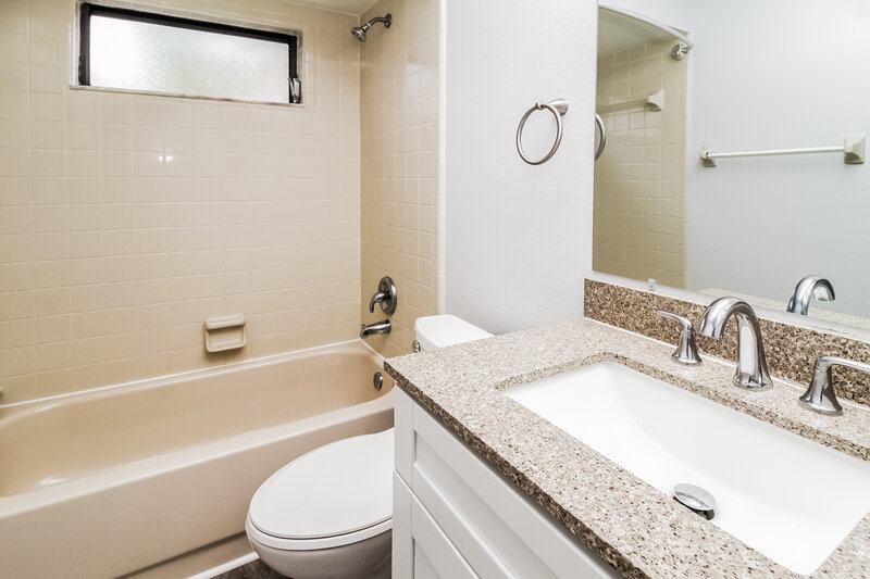 1,975/Mo, 1055 Alpug Ave Oviedo, FL 32765 Bathroom View