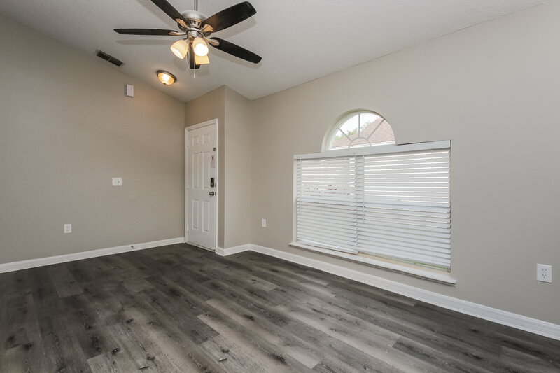 2,810/Mo, 5618 New Cambridge Rd Orlando, FL 32810 Living Room View 2