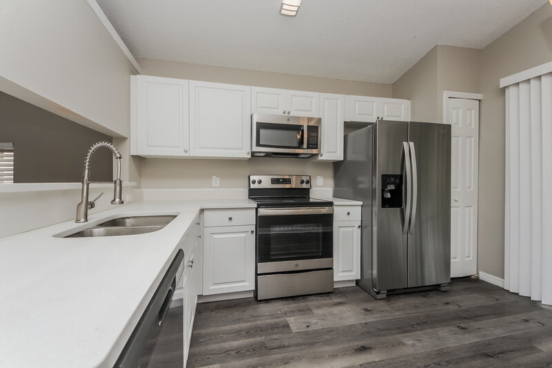 2,810/Mo, 5618 New Cambridge Rd Orlando, FL 32810 Kitchen View 2