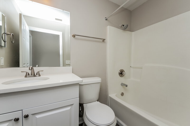 2,810/Mo, 5618 New Cambridge Rd Orlando, FL 32810 Main Bathroom View