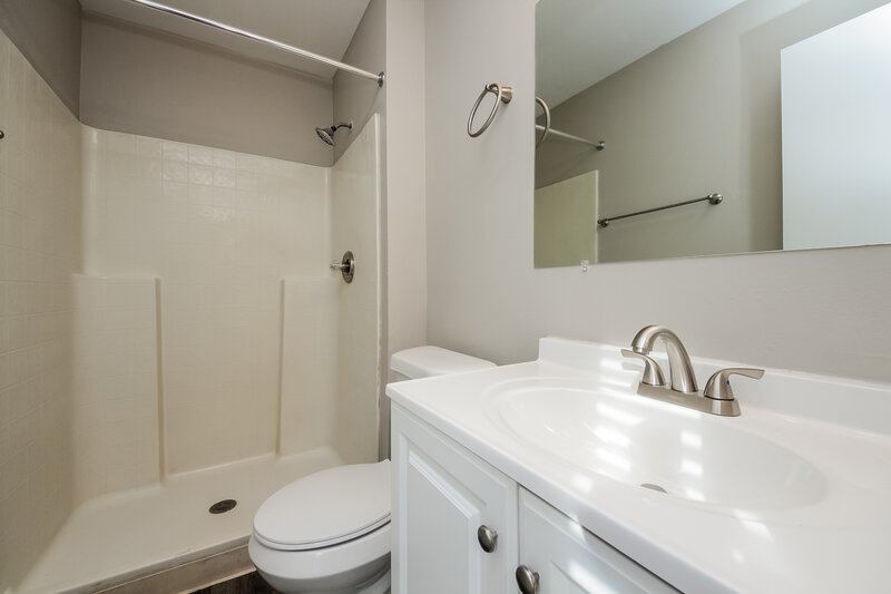 2,810/Mo, 5618 New Cambridge Rd Orlando, FL 32810 Bathroom View