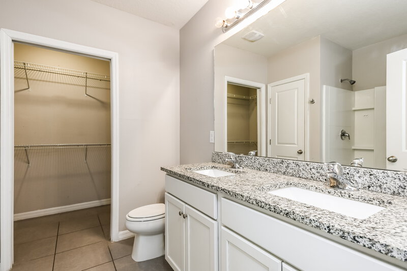1,910/Mo, 108 Milton Pl Kissimmee, FL 34758 Main Bathroom View