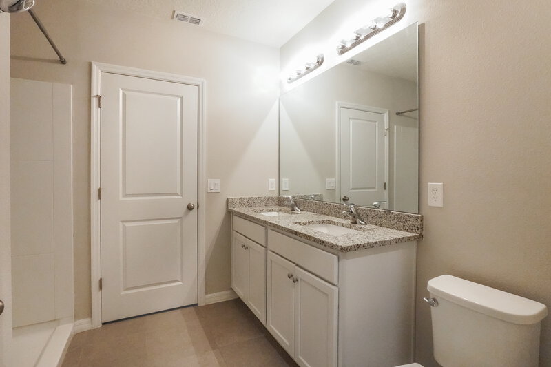 1,765/Mo, 18 Peterlee Ct Kissimmee, FL 34758 Main Bathroom View