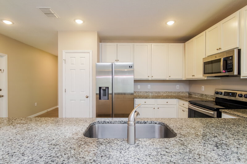 1,680/Mo, 325 Salmon Ct Poinciana, FL 34759 Kitchen View 2