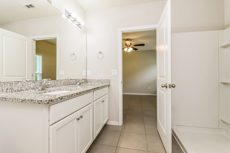1,710/Mo, 348 Colony Ct Kissimmee, FL 34758 Main Bathroom View 2