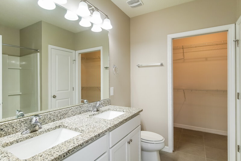 2,035/Mo, 651 Mercado Ct Kissimmee, FL 34758 Main Bathroom View