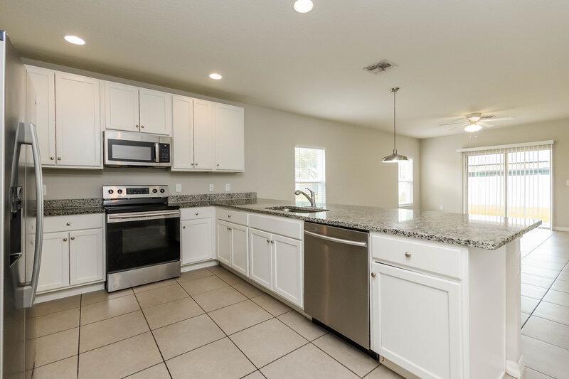 1,650/Mo, 670 Basingstoke Ct Kissimmee, FL 34758 Kitchen View