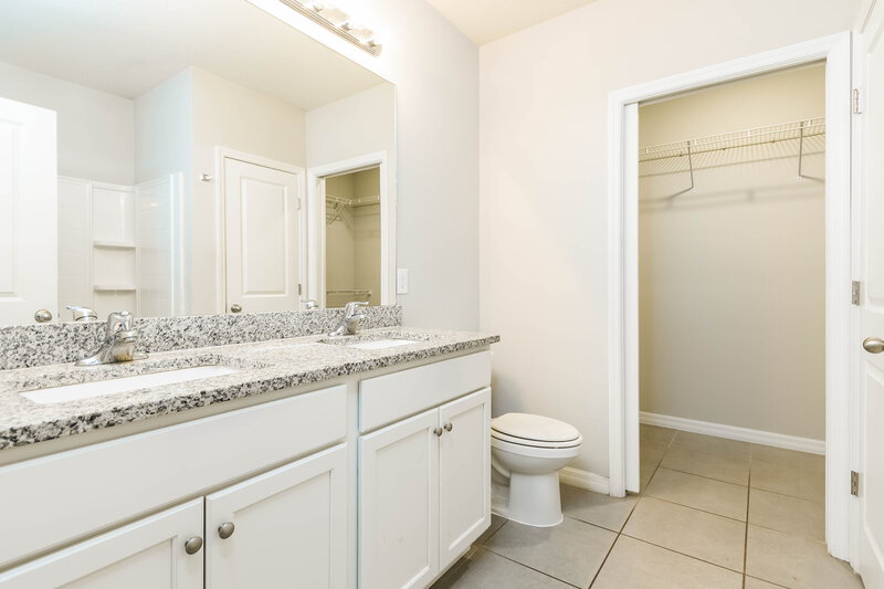 1,650/Mo, 670 Basingstoke Ct Kissimmee, FL 34758 Main Bathroom View
