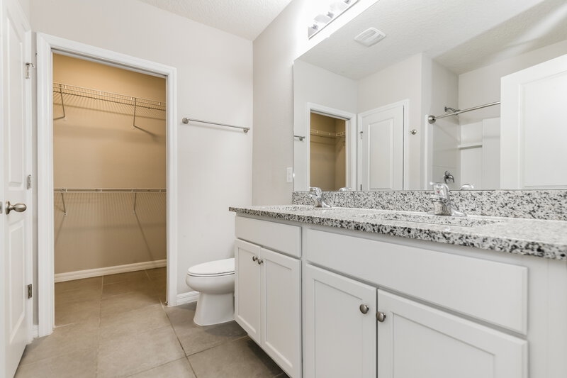 2,840/Mo, 911 Alsace Dr Kissimmee, FL 34759 Main Bathroom View