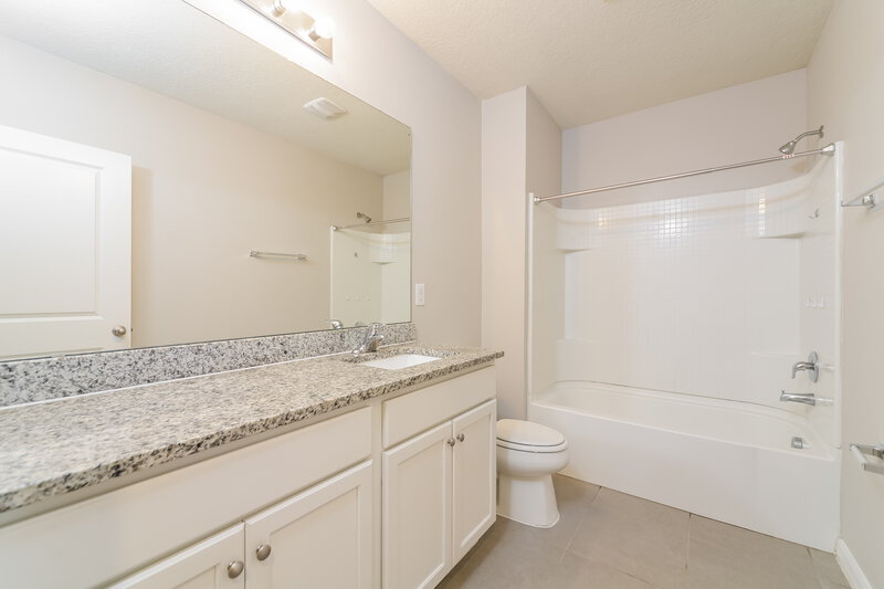 1,940/Mo, 994 James Dr Poinciana, FL 34759 Bathroom View