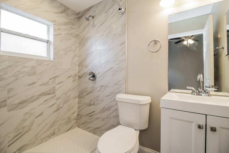 2,045/Mo, 2344 Island Club Way Orlando, FL 32822 Main Bathroom View