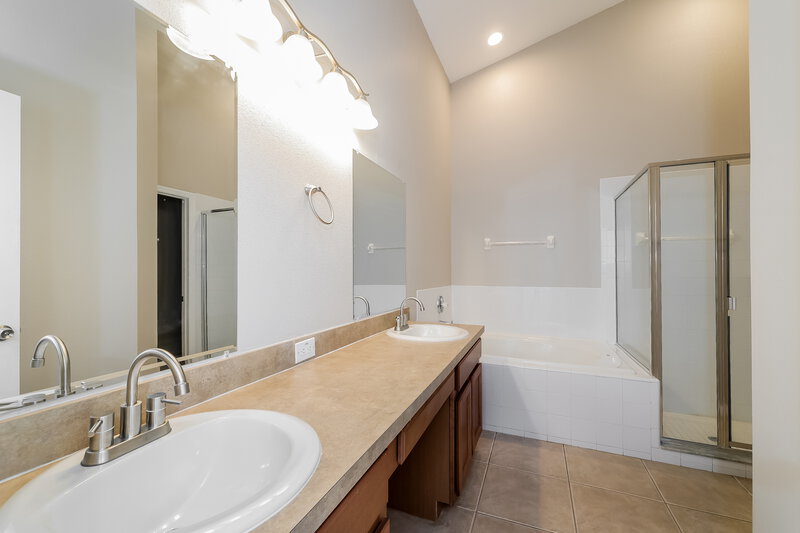 2,240/Mo, 2765 Eagle Canyon Dr S Kissimmee, FL 34746 Main Bathroom View