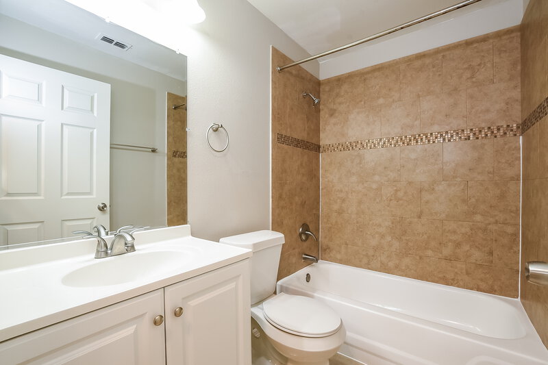 2,675/Mo, 13710 Glasser Ave Orlando, FL 32826 Main Bathroom View 2