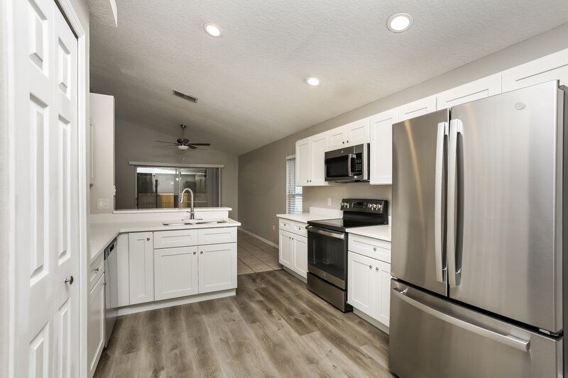 2,370/Mo, 10807 Leader Ln Orlando, FL 32825 Kitchen View