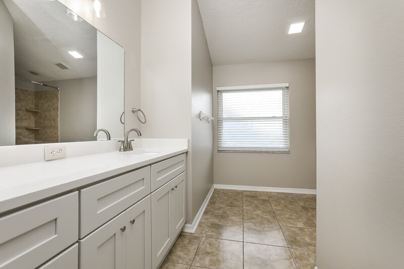 2,370/Mo, 10807 Leader Ln Orlando, FL 32825 Main Bathroom View