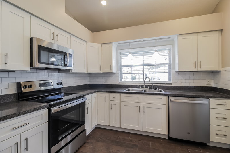 2,225/Mo, 10610 Wyndcliff Dr Orlando, FL 32817 Kitchen View