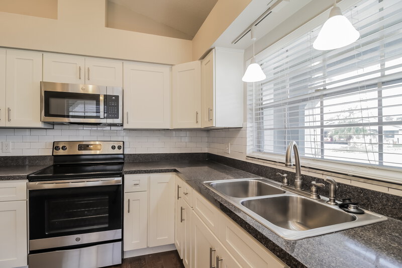 2,225/Mo, 10610 Wyndcliff Dr Orlando, FL 32817 Kitchen View 2