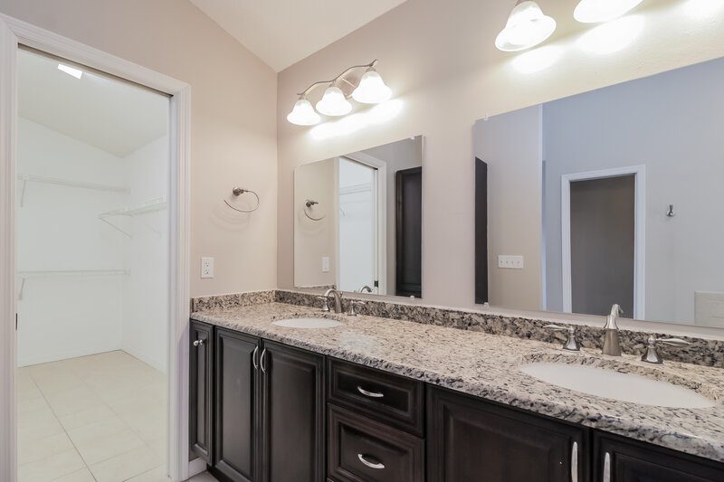 2,225/Mo, 10610 Wyndcliff Dr Orlando, FL 32817 Main Bathroom View
