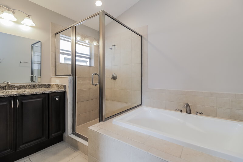 2,225/Mo, 10610 Wyndcliff Dr Orlando, FL 32817 Main Bathroom View 2