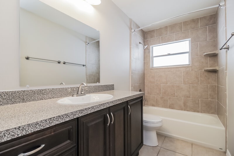 2,225/Mo, 10610 Wyndcliff Dr Orlando, FL 32817 Bathroom View