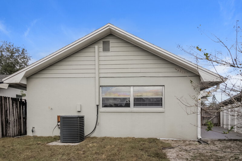 2,225/Mo, 10610 Wyndcliff Dr Orlando, FL 32817 Rear View