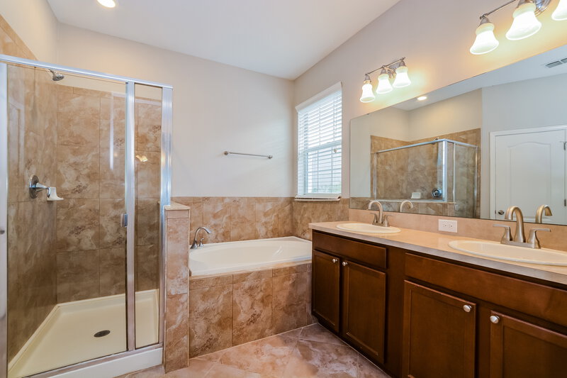 0/Mo, 6841 Goldflower Ave Harmony, FL 34773 Main Bathroom View