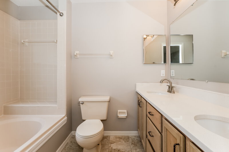 2,510/Mo, 466 Valencia Place Cir Orlando, FL 32825 Main Bathroom View