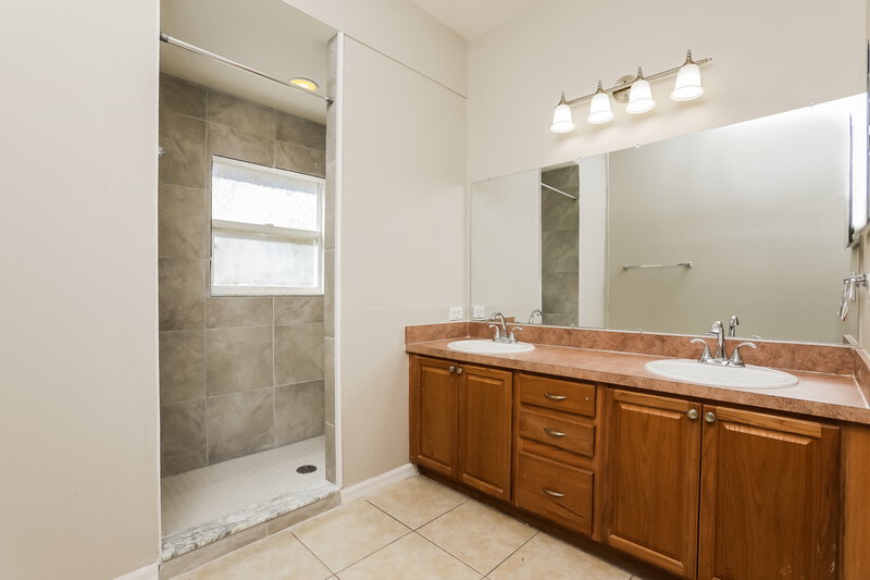 2,160/Mo, 1216 Longville Cir Tavares, FL 32778 Main Bathroom View