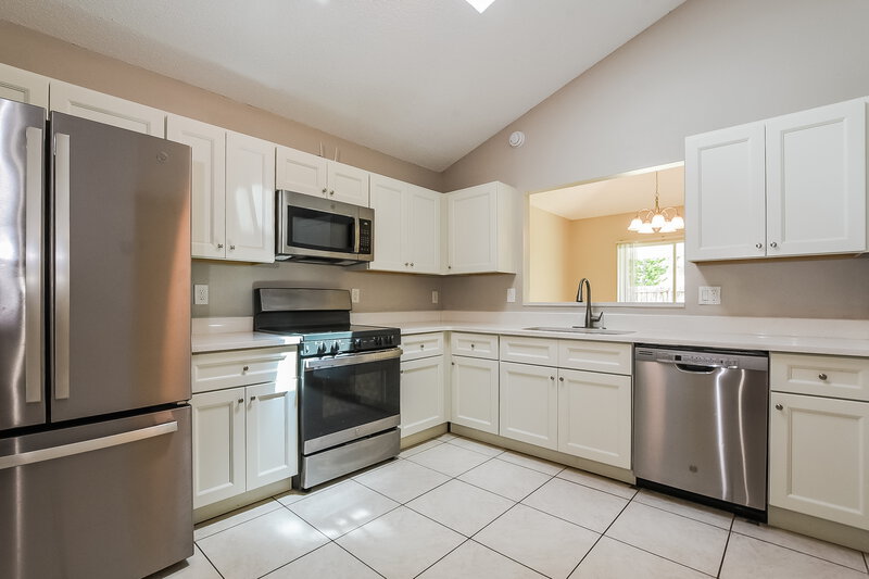 2,215/Mo, 725 Meadowside Ct Orlando, FL 32825 Kitchen View