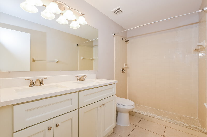 2,215/Mo, 725 Meadowside Ct Orlando, FL 32825 Main Bathroom View
