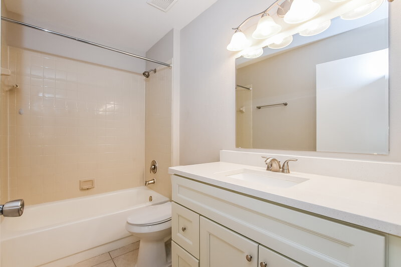 2,215/Mo, 725 Meadowside Ct Orlando, FL 32825 Bathroom View