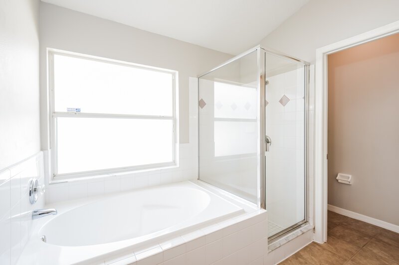 2,315/Mo, 1035 Pine St Apopka, FL 32703 Main Bathroom View