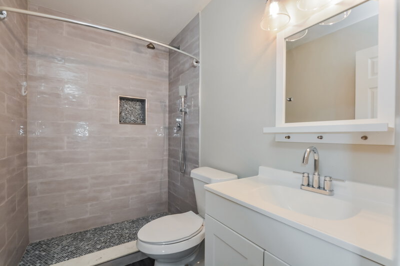 2,105/Mo, 8660 Lyonia Dr Orlando, FL 32829 Bathroom View