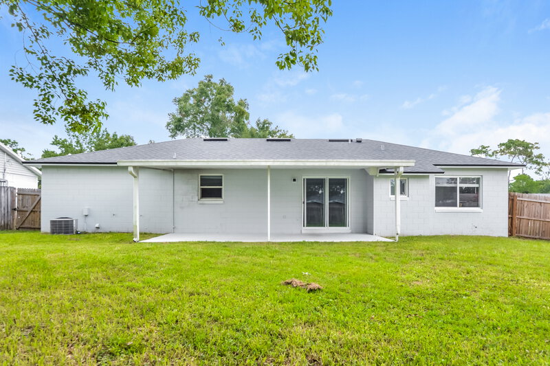 2,105/Mo, 8660 Lyonia Dr Orlando, FL 32829 Rear View