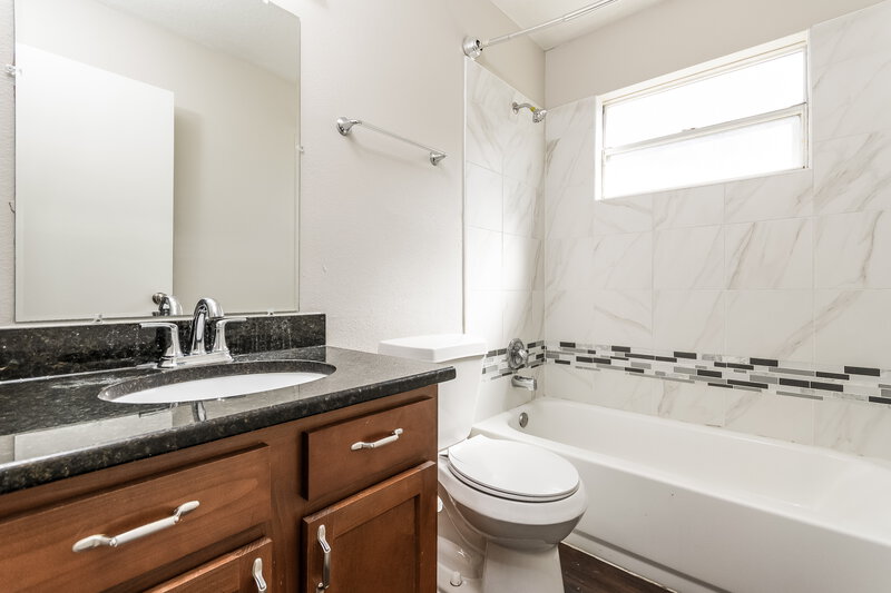 1,990/Mo, 3449 Sugar Mill Rd Kissimmee, FL 34741 Bathroom View