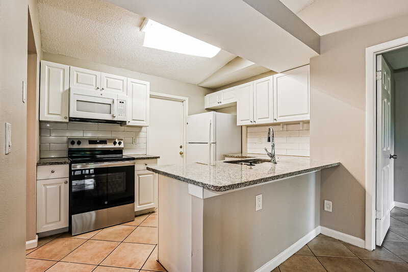 2,060/Mo, 8726 Gopher Ln Orlando, FL 32829 Kitchen View
