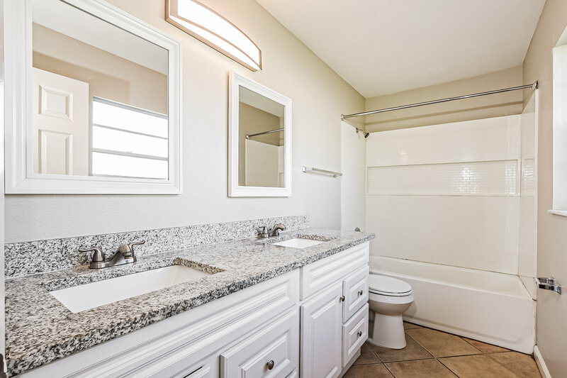 2,060/Mo, 8726 Gopher Ln Orlando, FL 32829 Main Bathroom View