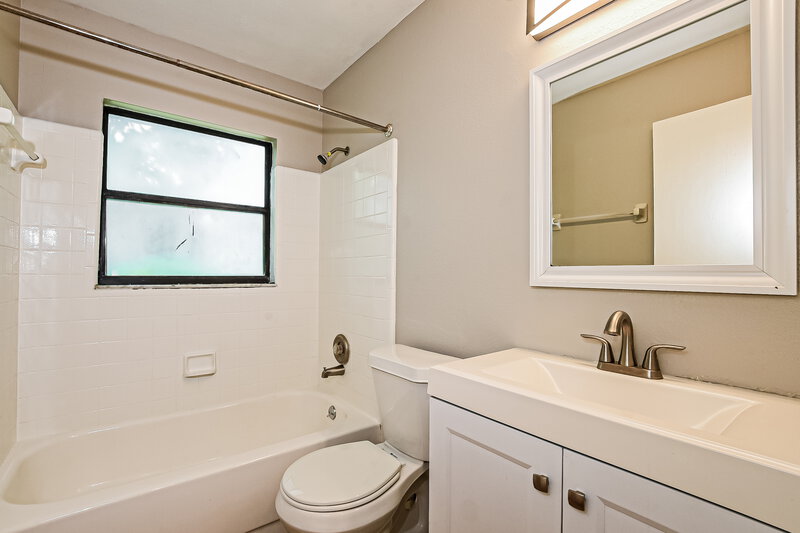 2,060/Mo, 8726 Gopher Ln Orlando, FL 32829 Bathroom View