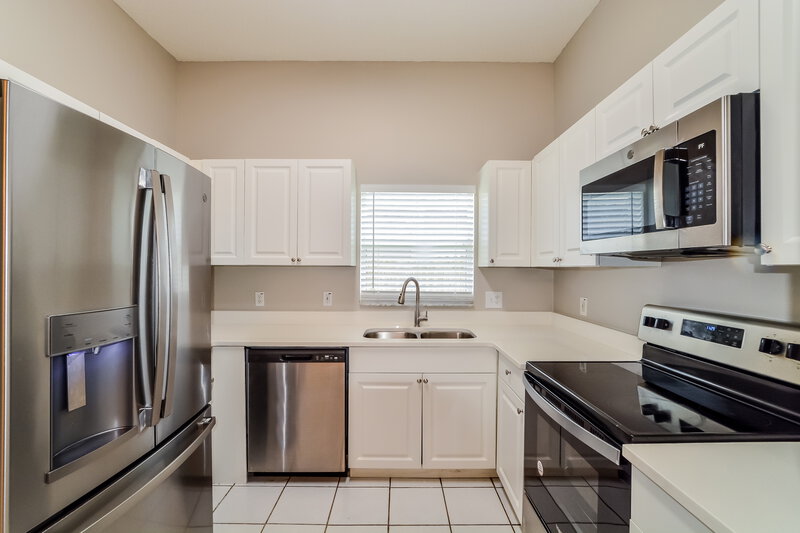 2,150/Mo, 2922 Autumn Run Pl Orlando, FL 32822 Kitchen View