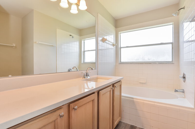 2,205/Mo, 2122 Donegan Pl Orlando, FL 32826 Main Bathroom View