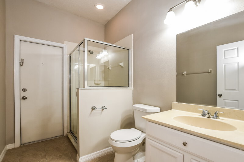 2,275/Mo, 2730 Star Grass Cir Kissimmee, FL 34746 Main Bathroom View