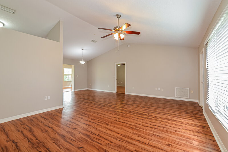 1,865/Mo, 11305 Lake Dr Leesburg, FL 34788 Living Room View 2