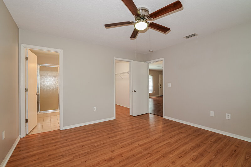 1,865/Mo, 11305 Lake Dr Leesburg, FL 34788 Main Bedroom View 2