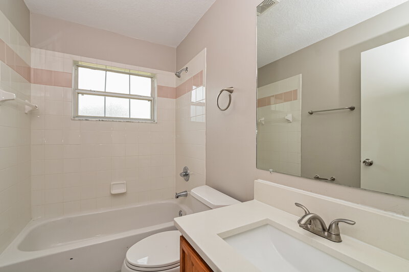 1,865/Mo, 11305 Lake Dr Leesburg, FL 34788 Bathroom View
