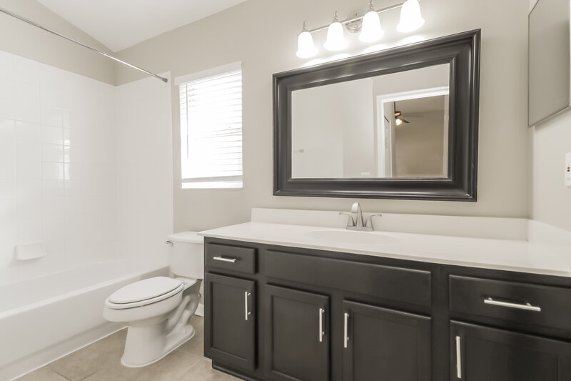 2,465/Mo, 10139 Rivers Trail Dr Orlando, FL 32817 Main Bathroom View