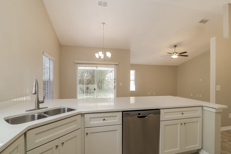 2,525/Mo, 6540 Piccadilly Ln Orlando, FL 32835 Kitchen View 2