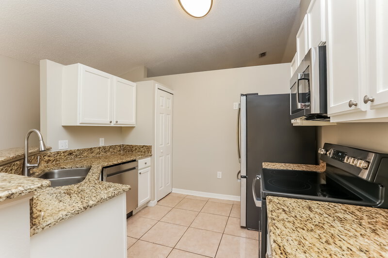 2,095/Mo, 5541 New Cambridge Rd Orlando, FL 32810 Kitchen View