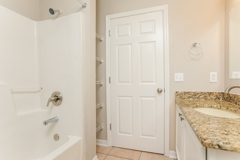2,095/Mo, 5541 New Cambridge Rd Orlando, FL 32810 Bathroom View