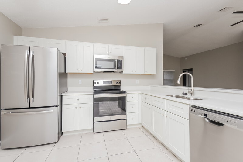 2,340/Mo, 2872 Woodruff Dr Orlando, FL 32837 Kitchen View