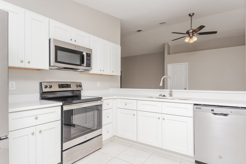 2,340/Mo, 2872 Woodruff Dr Orlando, FL 32837 Kitchen View 2